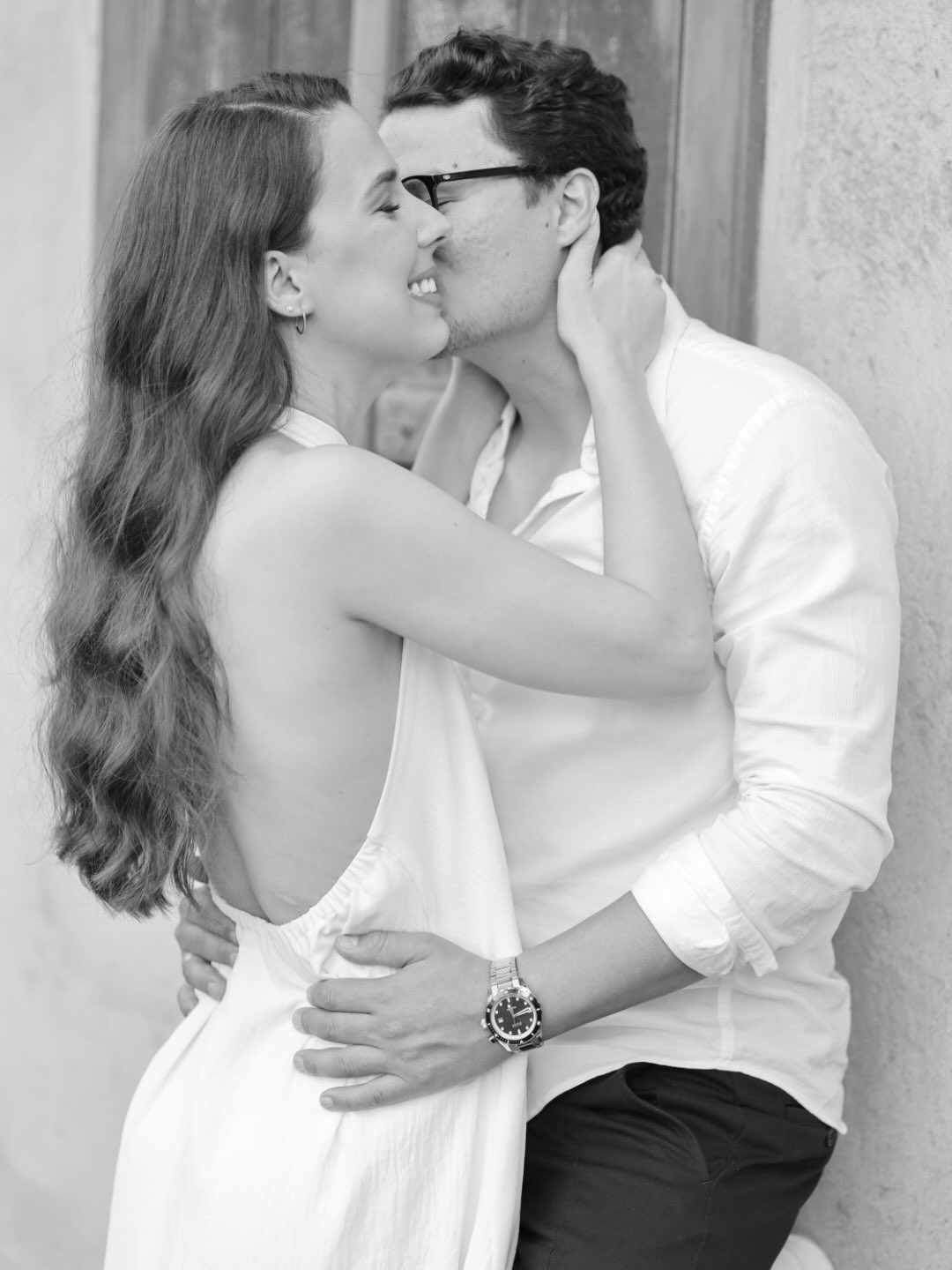 Casal se beijando em ensaio preto e branco
