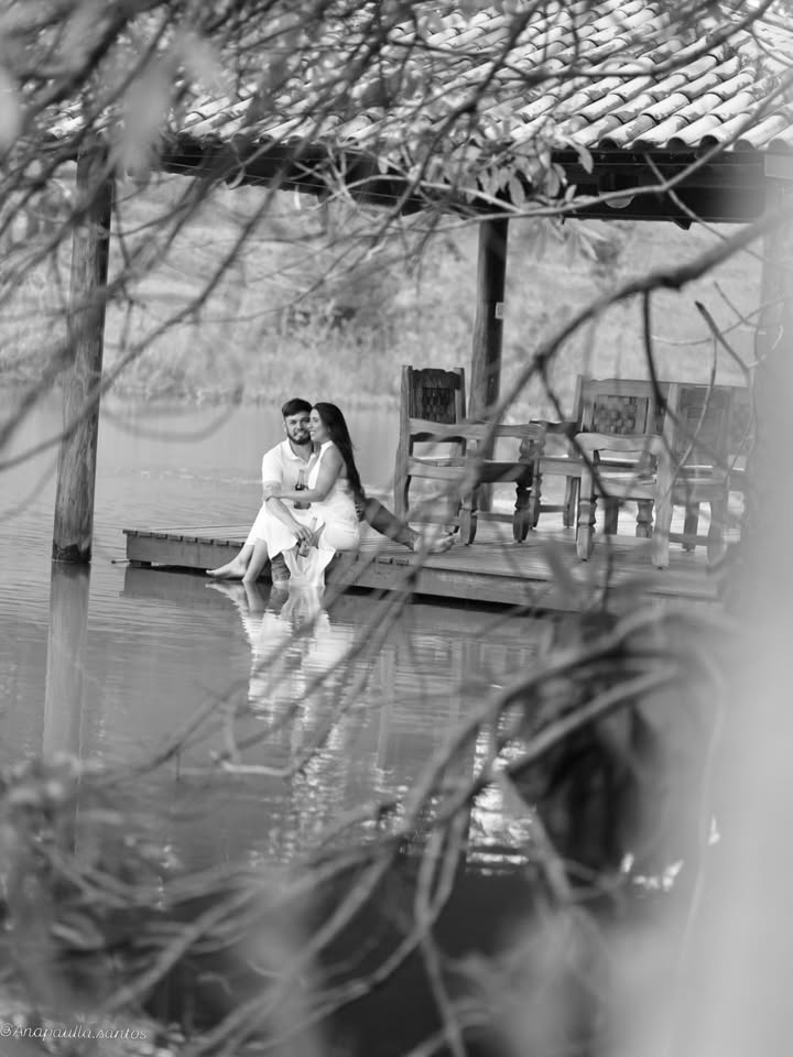 Casal ao ar livre apoiado em um pier vintage